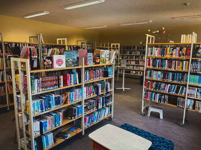 Innenfoto der Bücherei Thiede, es sind Bücherregale mit verschiedensten Büchern zu sehen