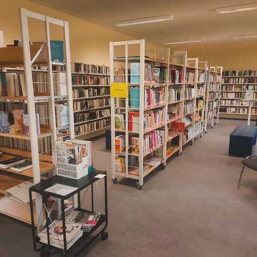 Innenfoto der Bücherei Thiede, es sind Bücherregale mit verschiedensten Büchern zu sehen