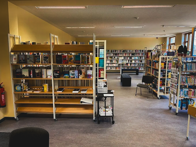 Innenfoto der Bücherei Thiede, es sind Bücherregale mit verschiedensten Büchern zu sehen